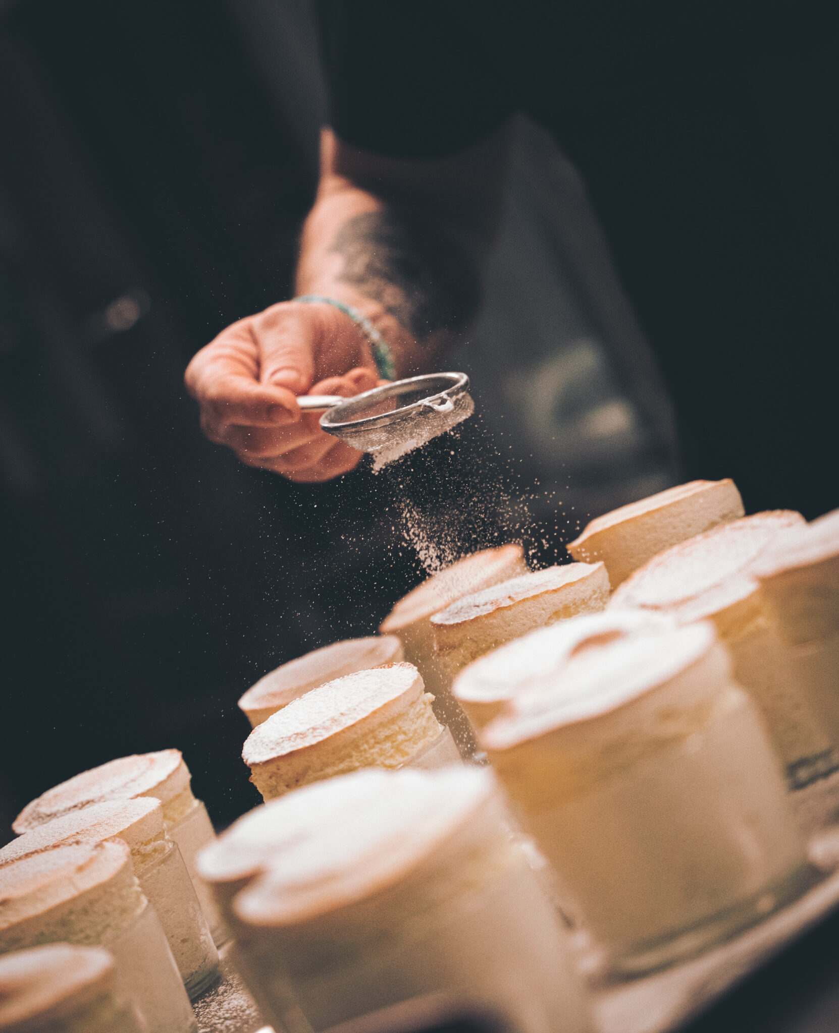 Kokk drysser melis over soufflé