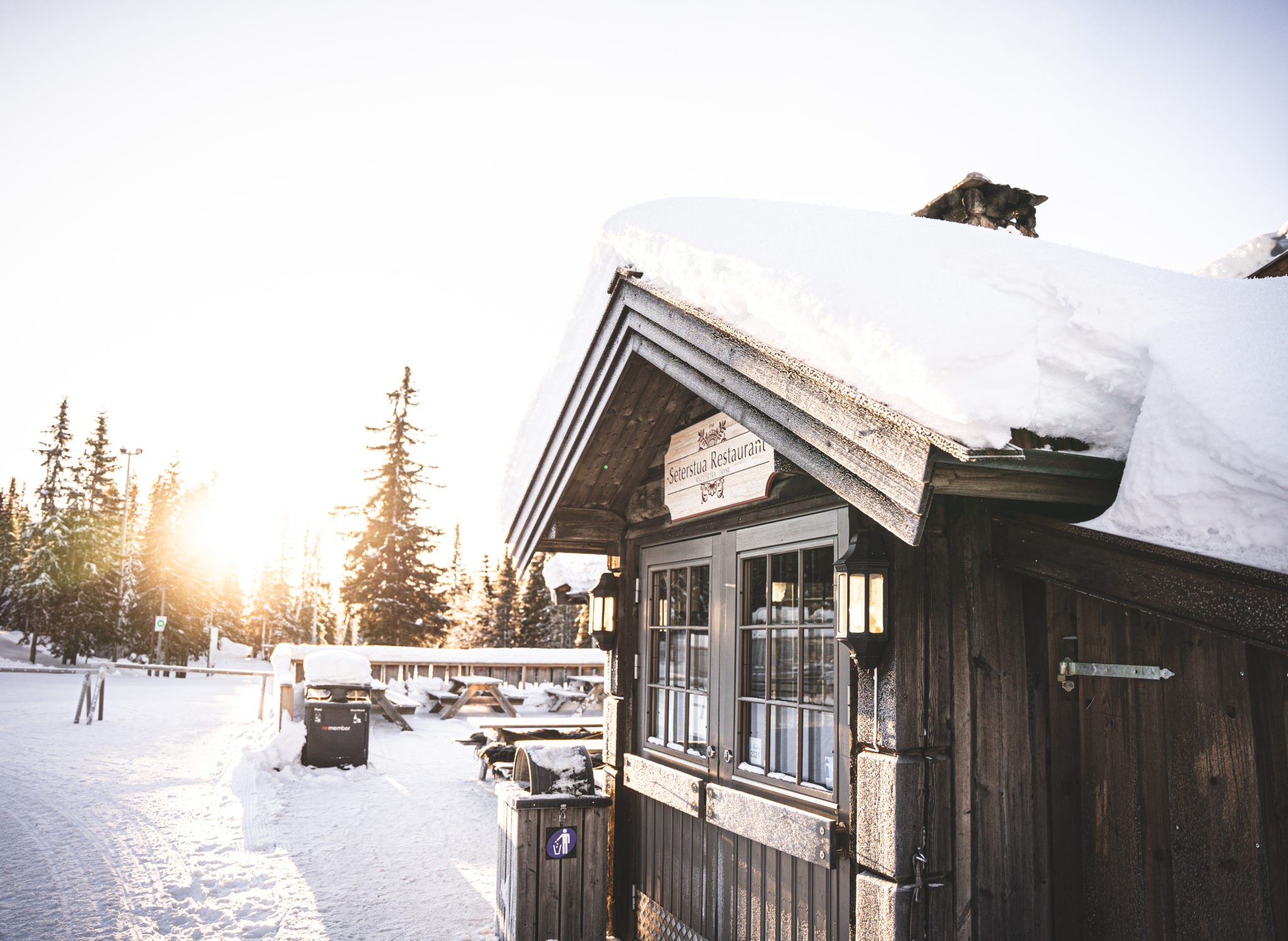 Knettsetra restaurant i vintersolnedgang