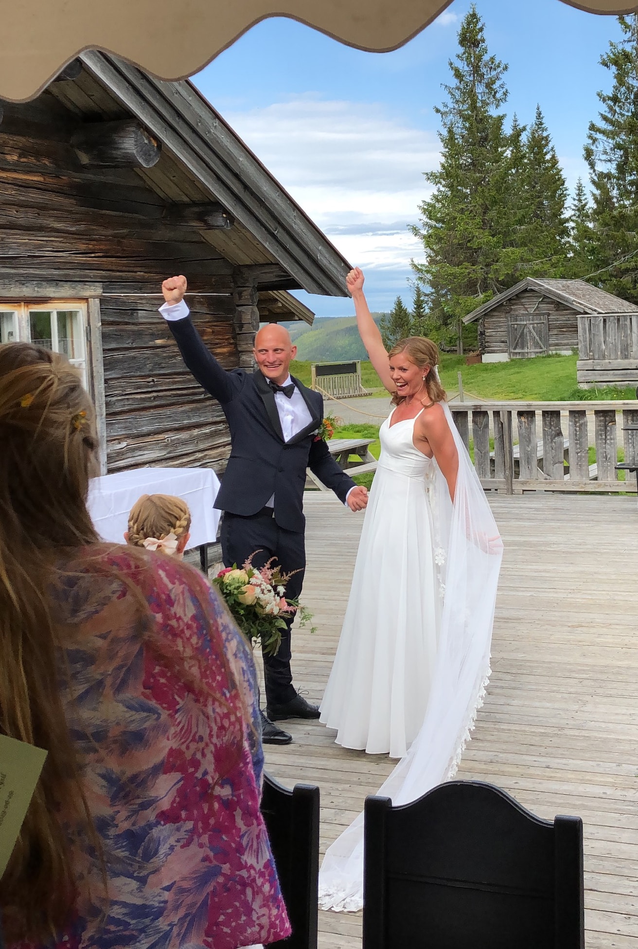 Brudepar feirer på verandaen til Knettsetra